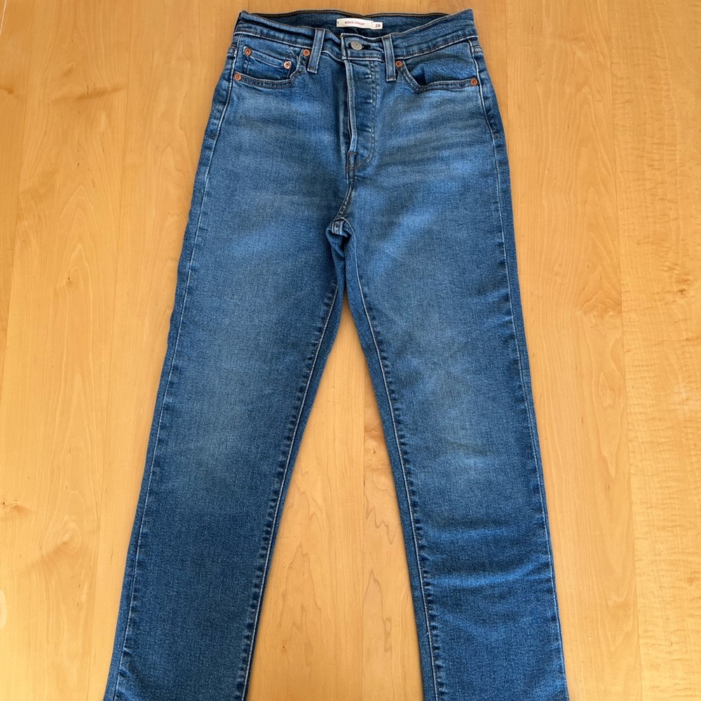 Levi's Women's Premium Wedgie Straight Jeans - Size 28x28, Color: Medium Wash - Picture 5 of 9